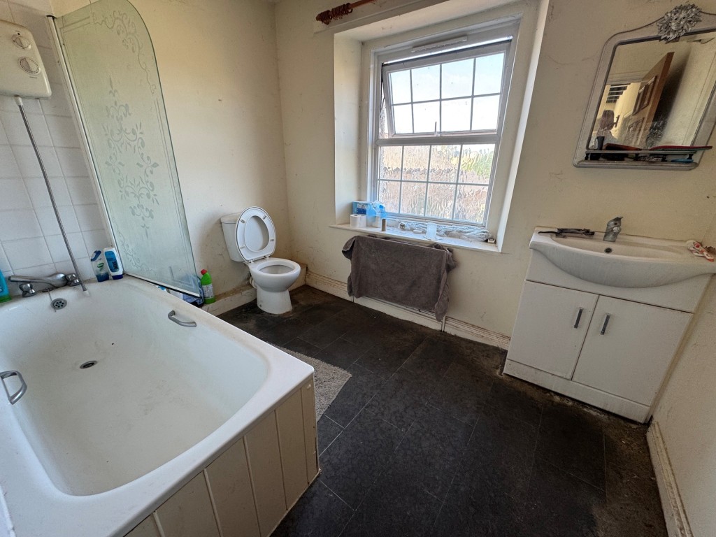 Lot: 222 - THREE-BEDROOM FARMHOUSE AND ATTACHED TWO-BEDROOM ANNEX - FREEHOLD INVESTMENT - The Annex - bathroom